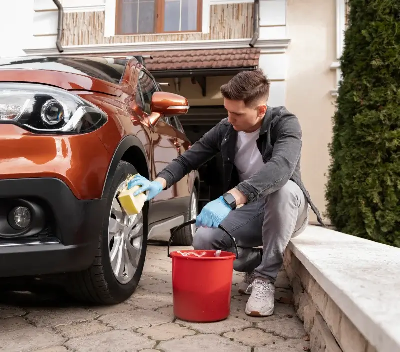 Lavage auto à domicile Villefranche-de-Rouergue : professionnel intervenant sur un véhicule